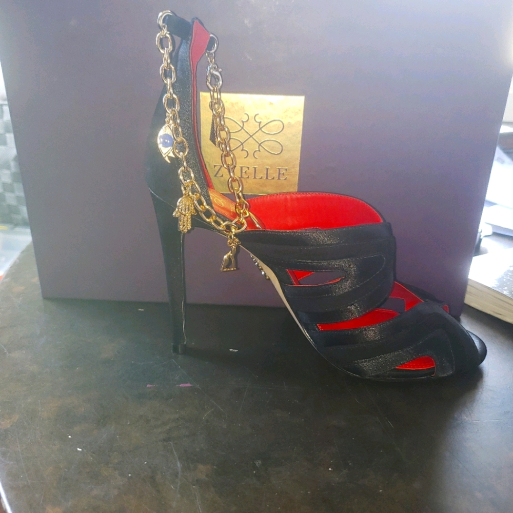 black heels only once worn